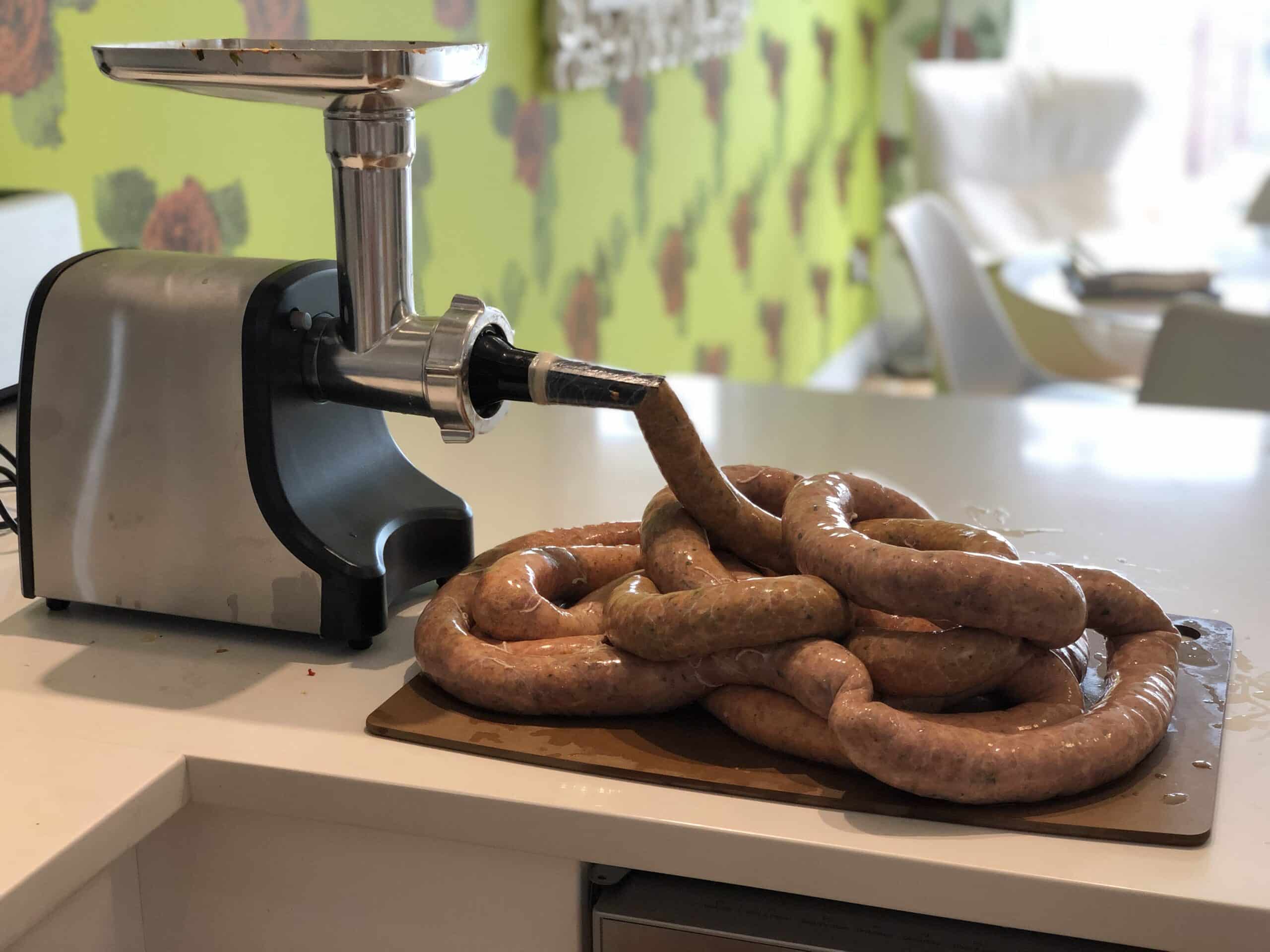 Le poussoir à saucisses et les anneaux tout juste remplis.