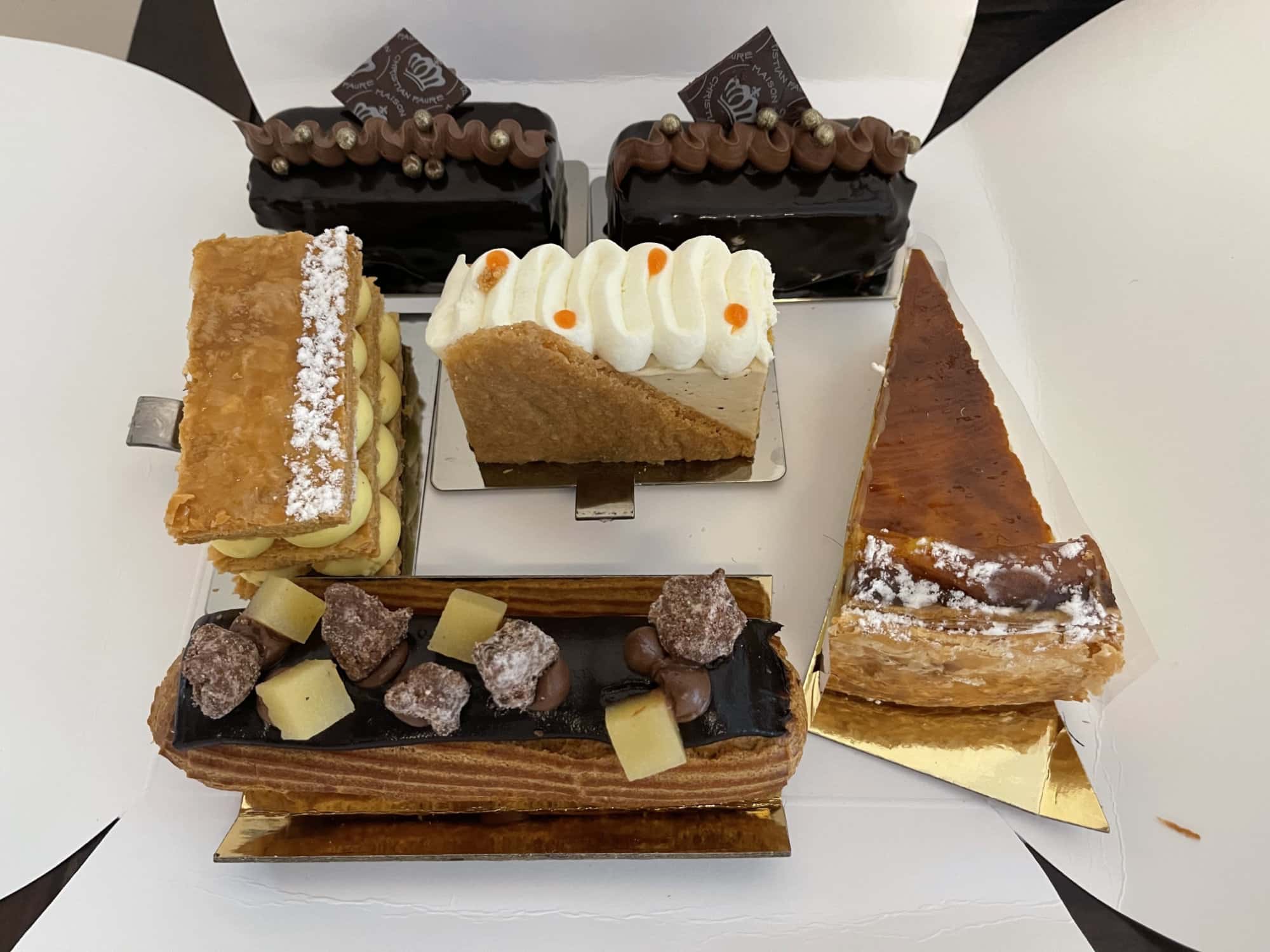 Un assortiment de pâtisseries dans leur boîte.