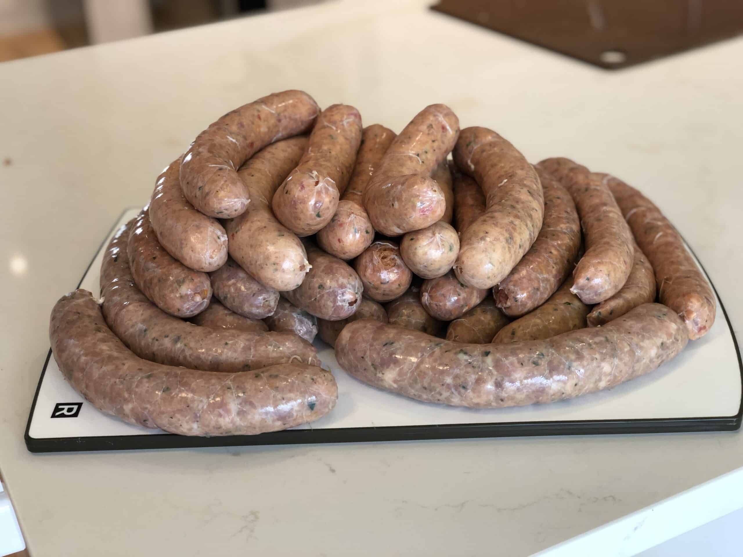 Un plateau de saucisses fraîches de différents calibres.