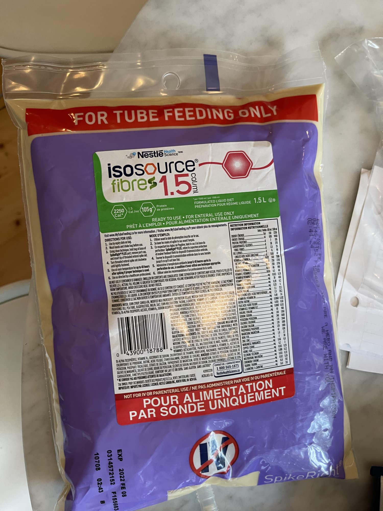 Une poche de nutrition Isosource, destinée à l'alimentation par sonde.