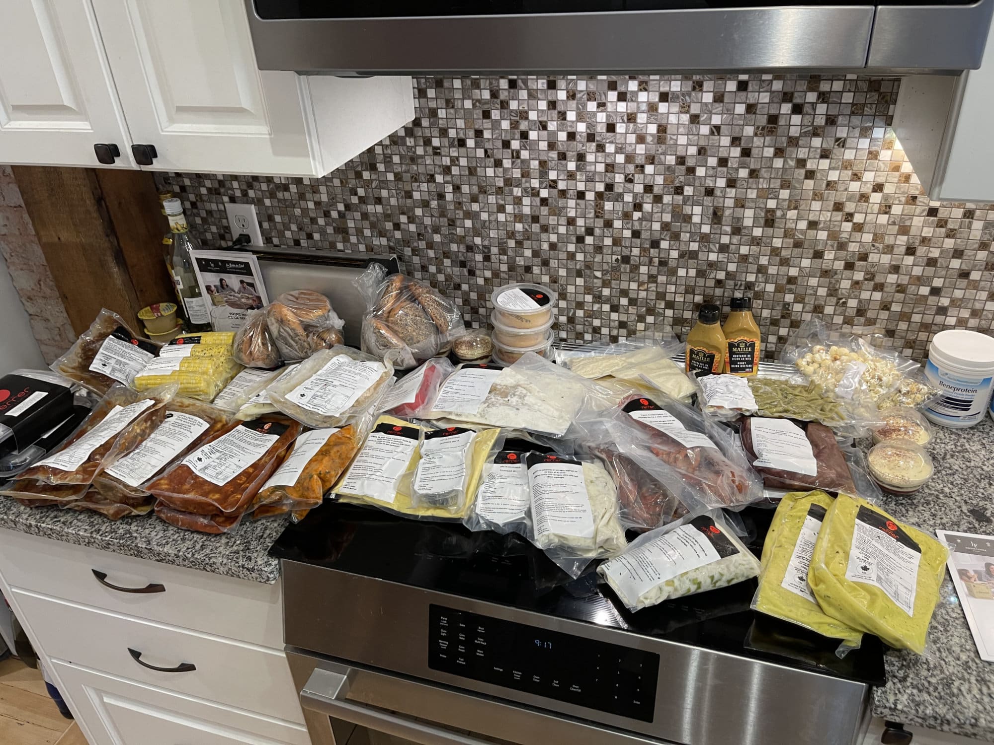 Le comptoir de la cuisine couvert de repas congelés sous vide.