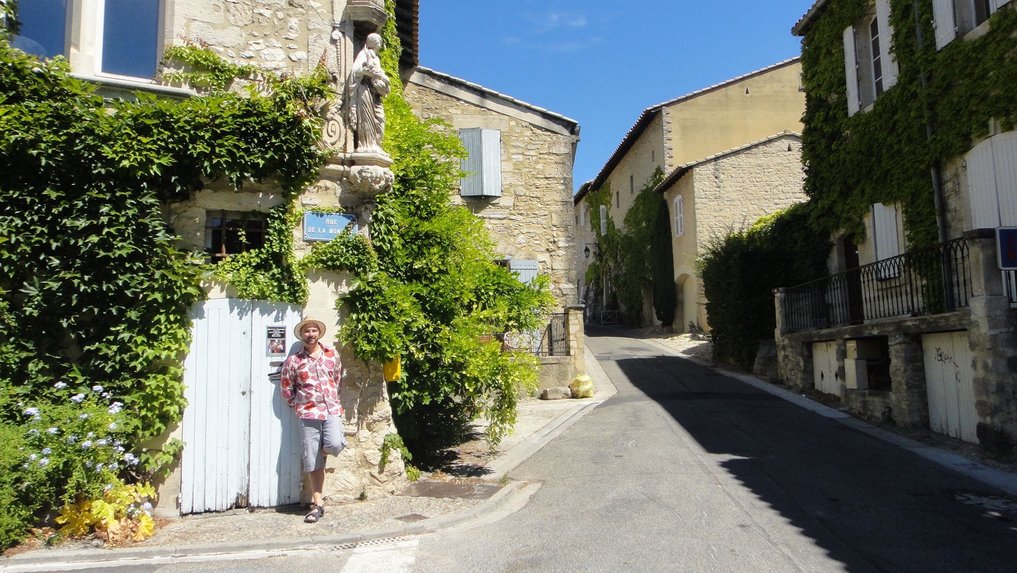 Une ruelle de village bordée de maisons en pierre.