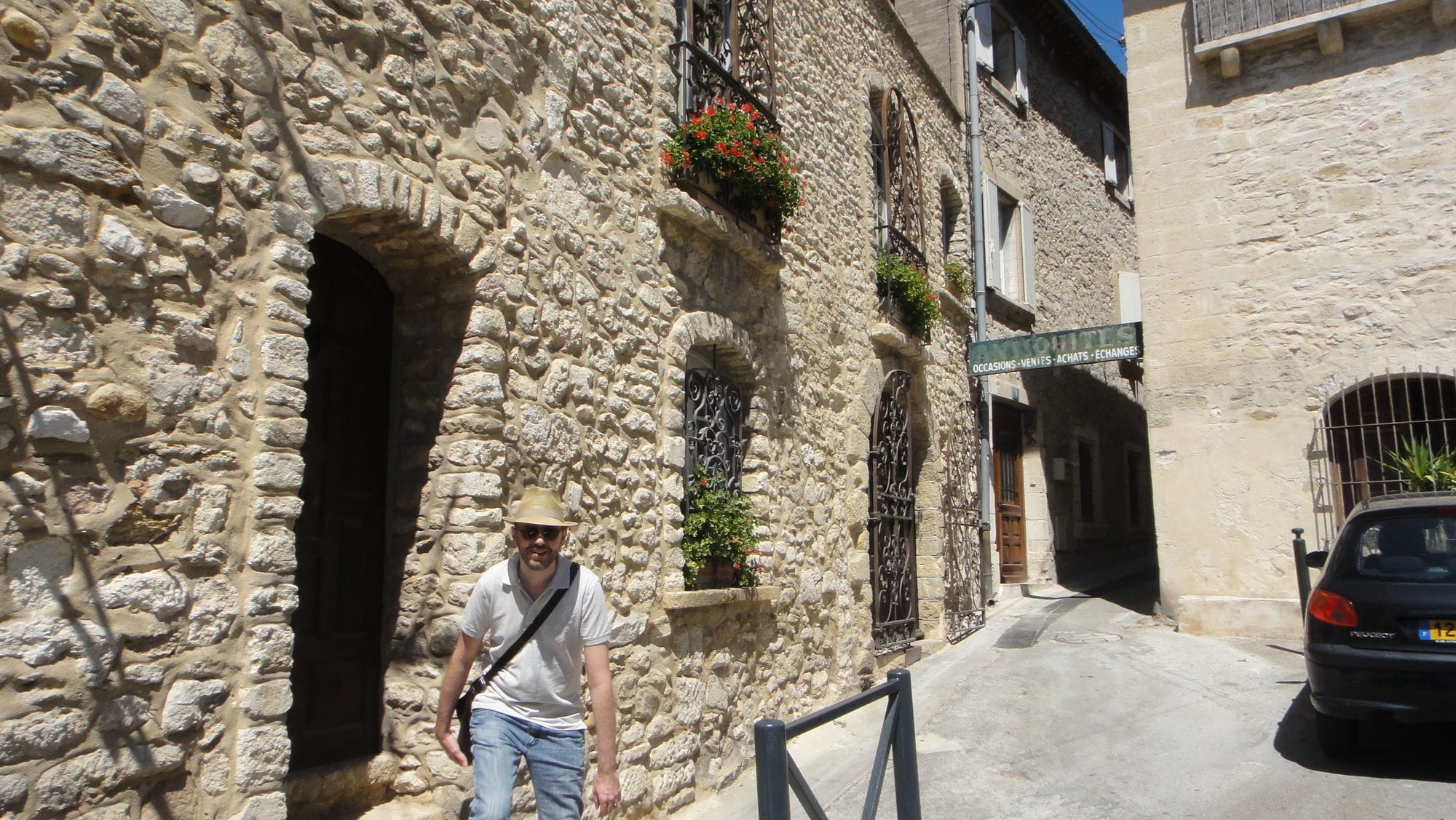 Une porte voûtée en pierre dans une ruelle du village.