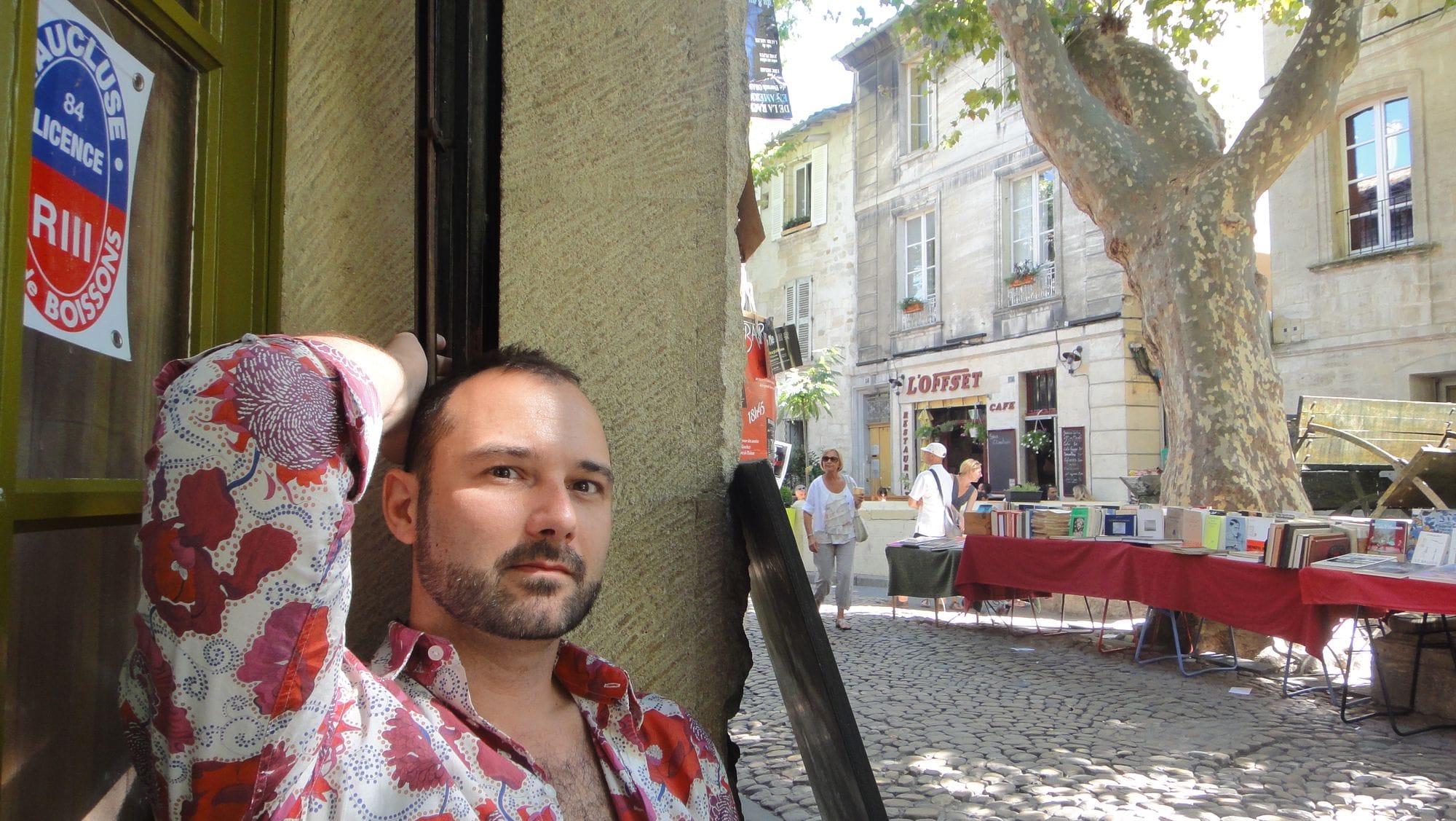 Sur la place du village, sous les platanes, un jour de marché.