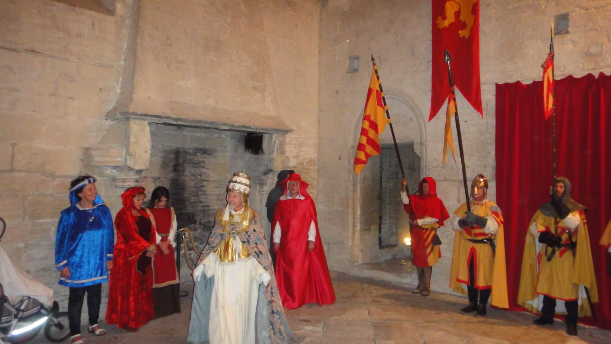 Des comédiens en costumes médiévaux, bannières déployées.