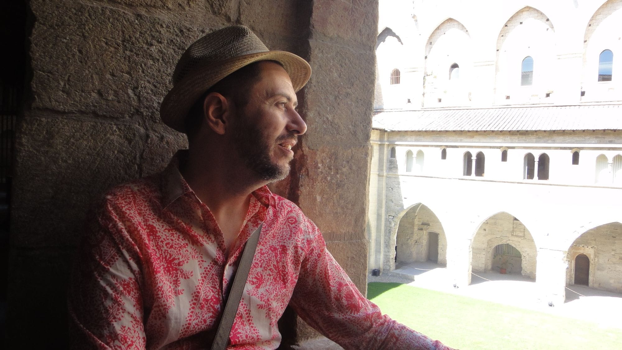 Un regard sur le cloître du palais des papes.