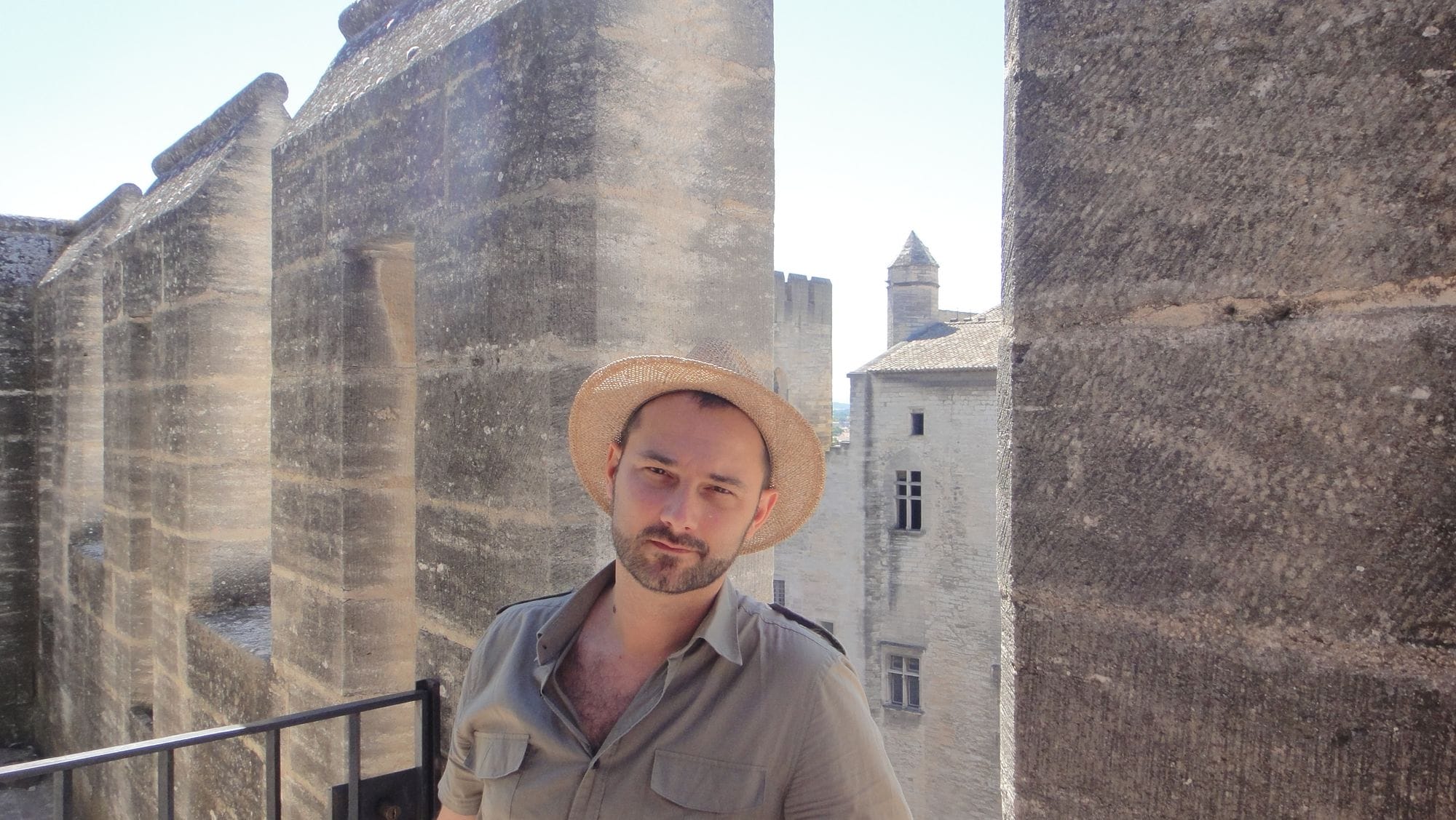 Un homme au pied des remparts du palais.