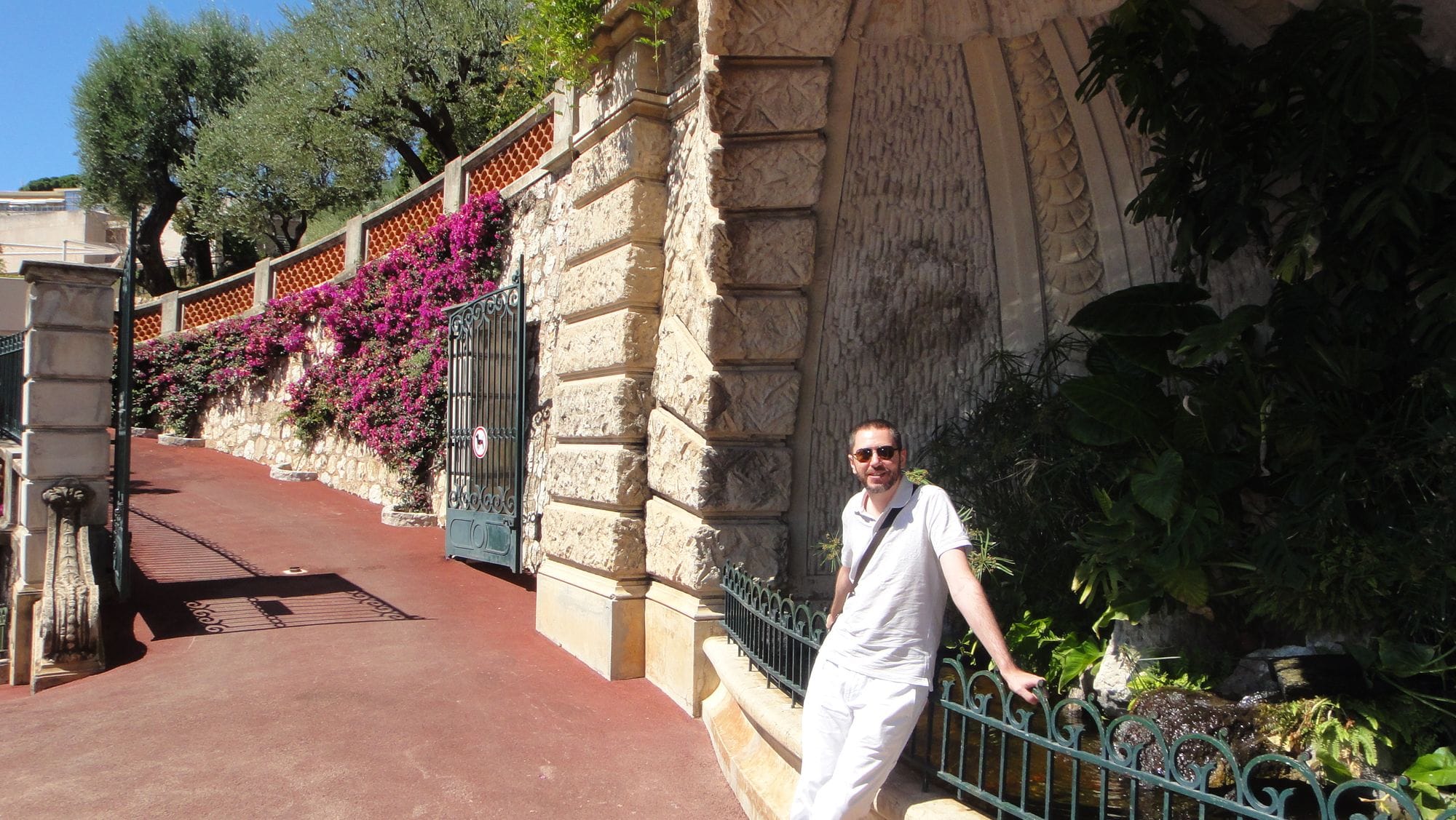 Une allée fleurie de bougainvilliers, à Monaco.