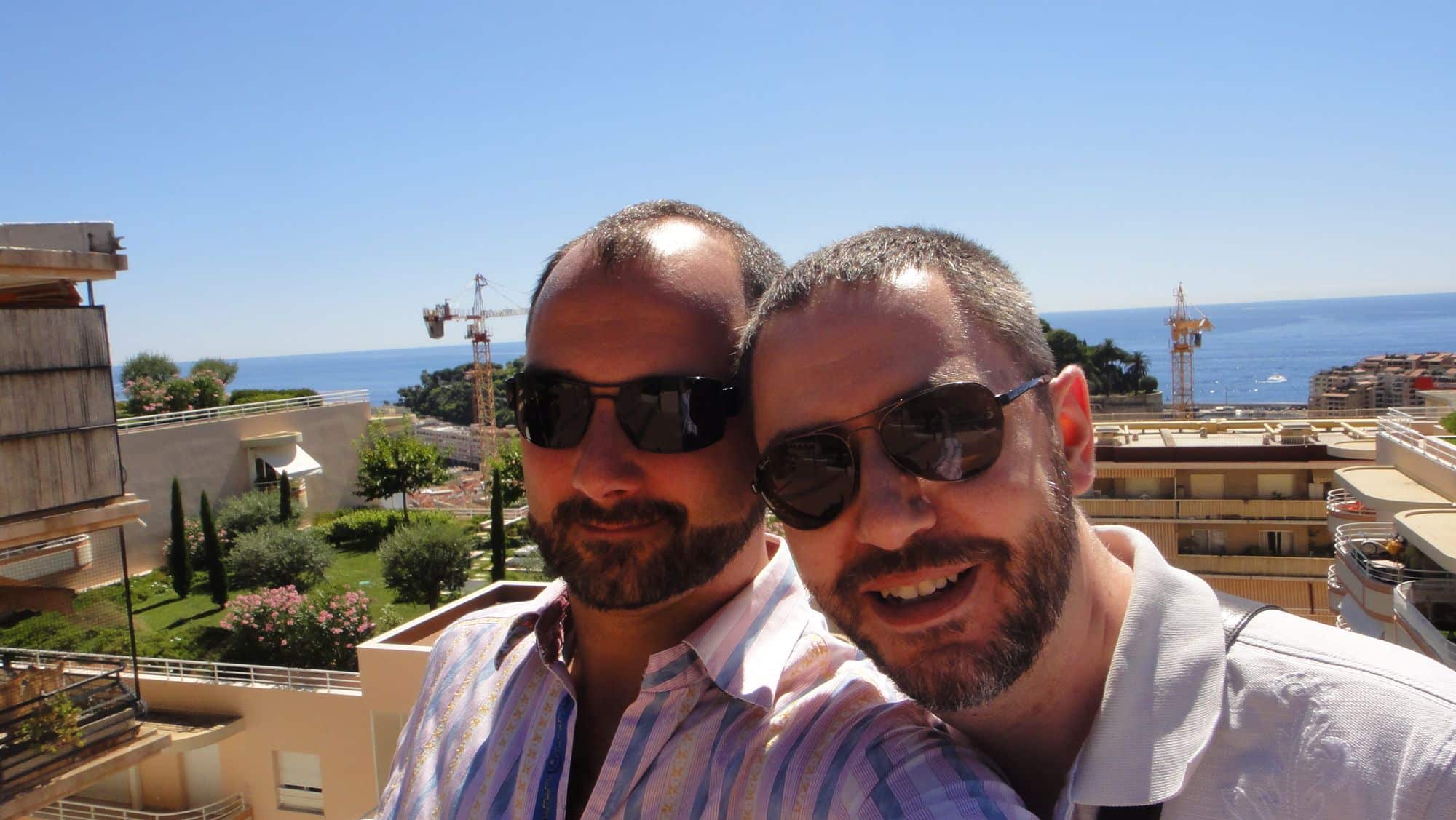Deux hommes devant la Méditerranée, les toits de Monaco en contrebas.
