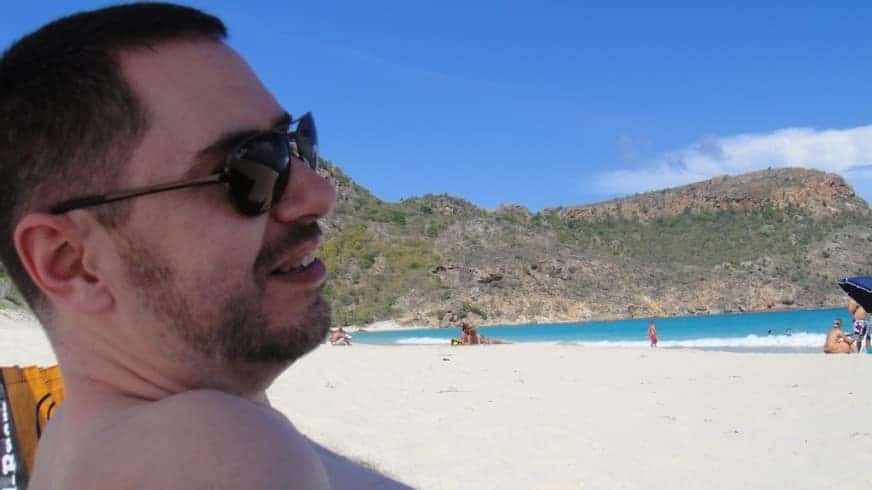 Sur la plage, les falaises de l'île en arrière-plan.