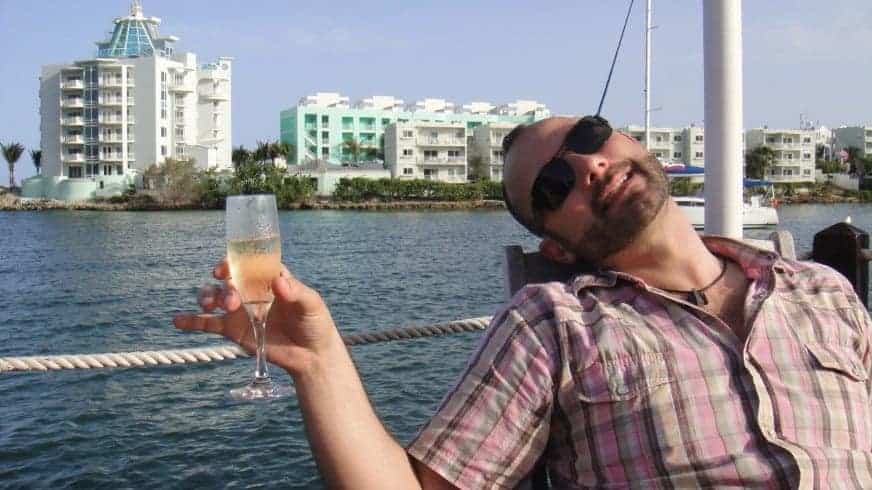 Une coupe de champagne levée à bord du bateau, en arrivant au port.