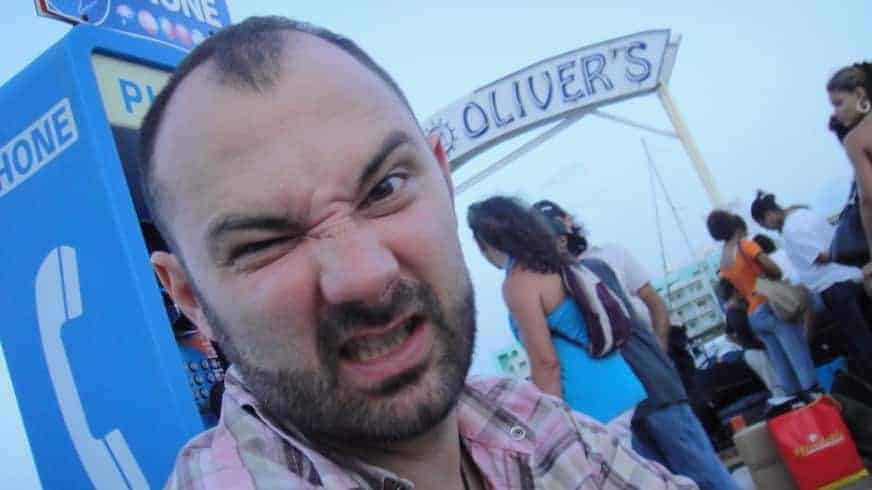 Une grimace devant l'enseigne du bar Oliver's.
