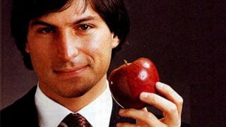 Steve Jobs jeune, une pomme à la main.
