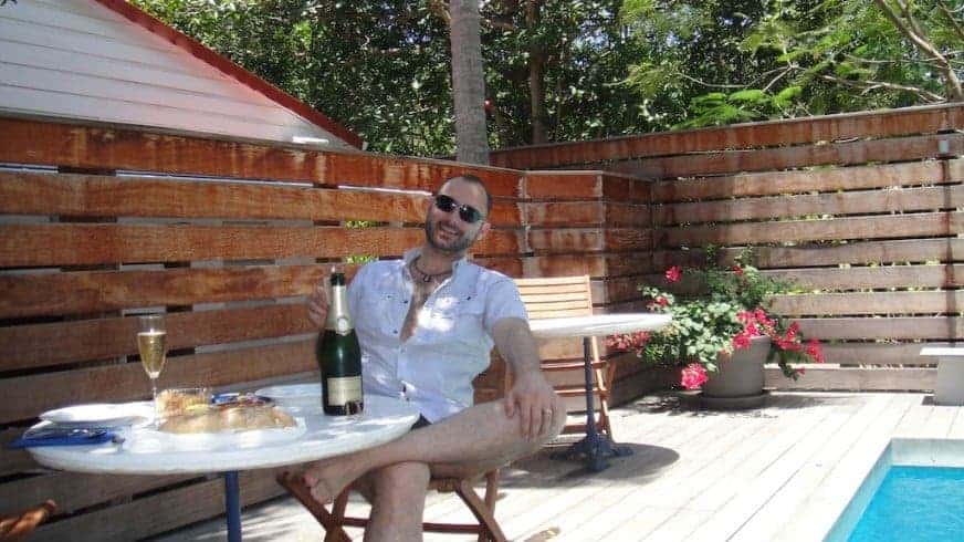 Une bouteille de champagne au bord de la piscine de la villa.