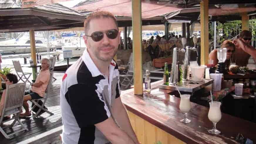 Un verre levé au bar d'un port, à l'arrivée à Saint-Barthélemy.